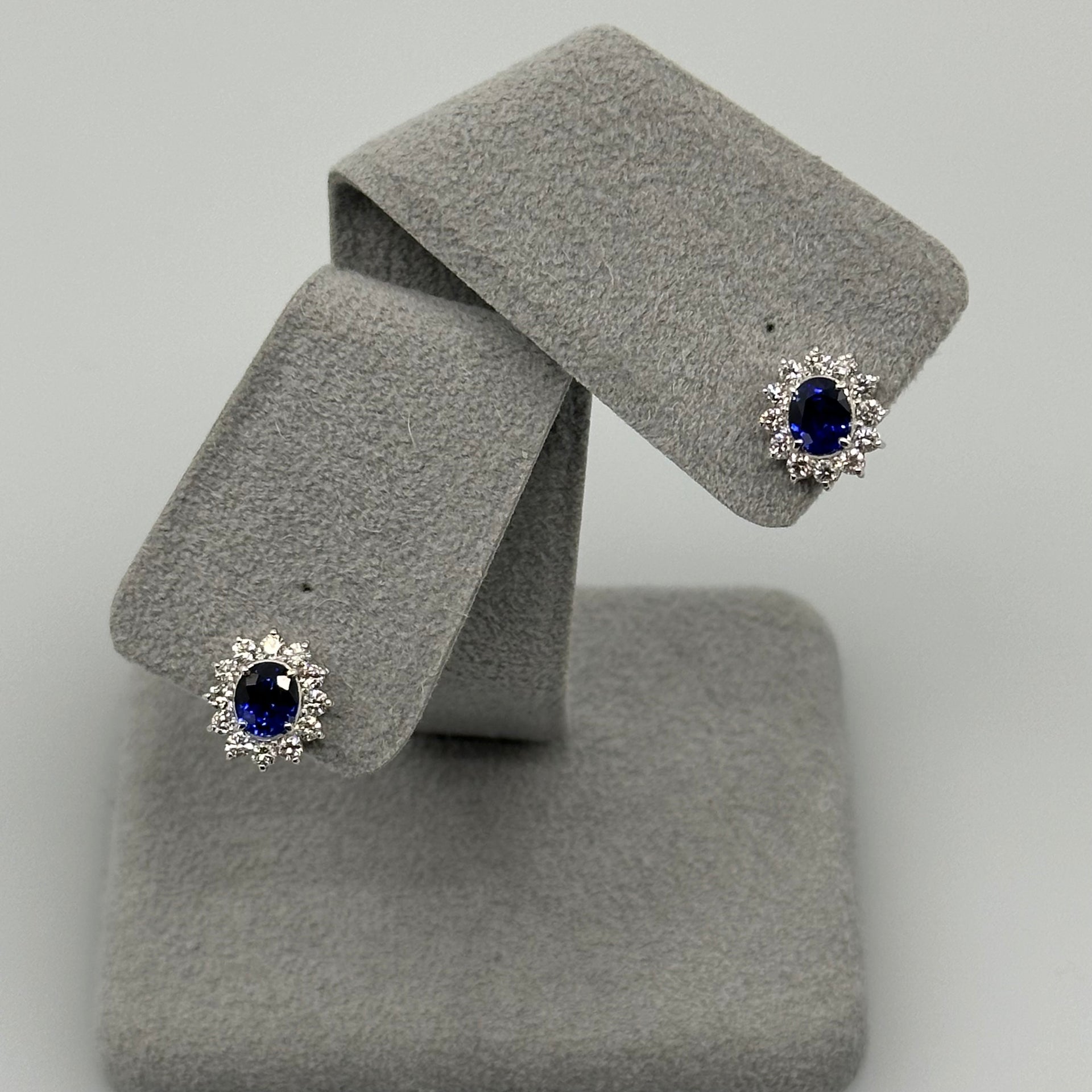 13［即納/一点物］ピアス ロイヤルブルーサファイア 0.6ct×2 OV PT 