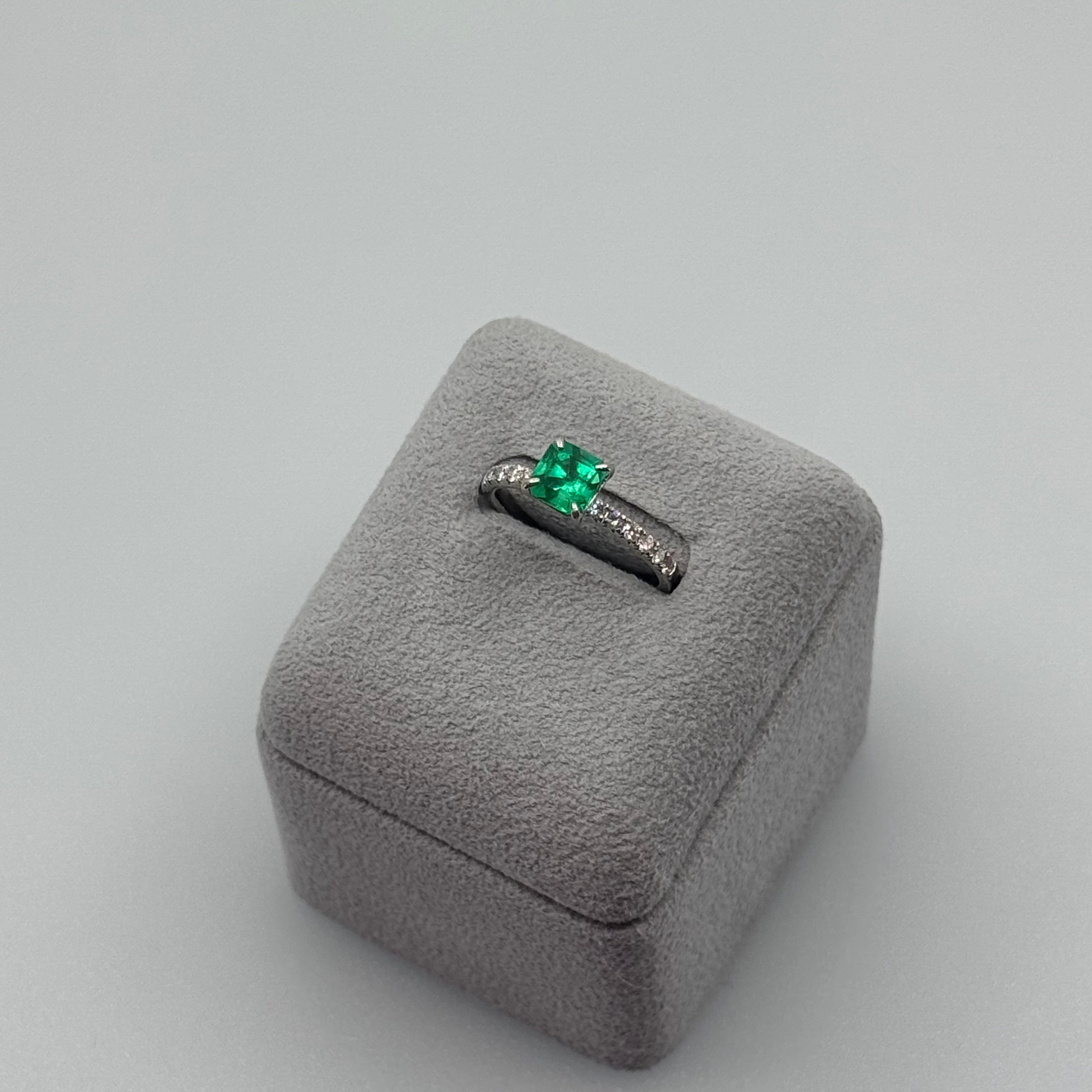 ［アルル］リング エメラルド 0.9ct SQ PT