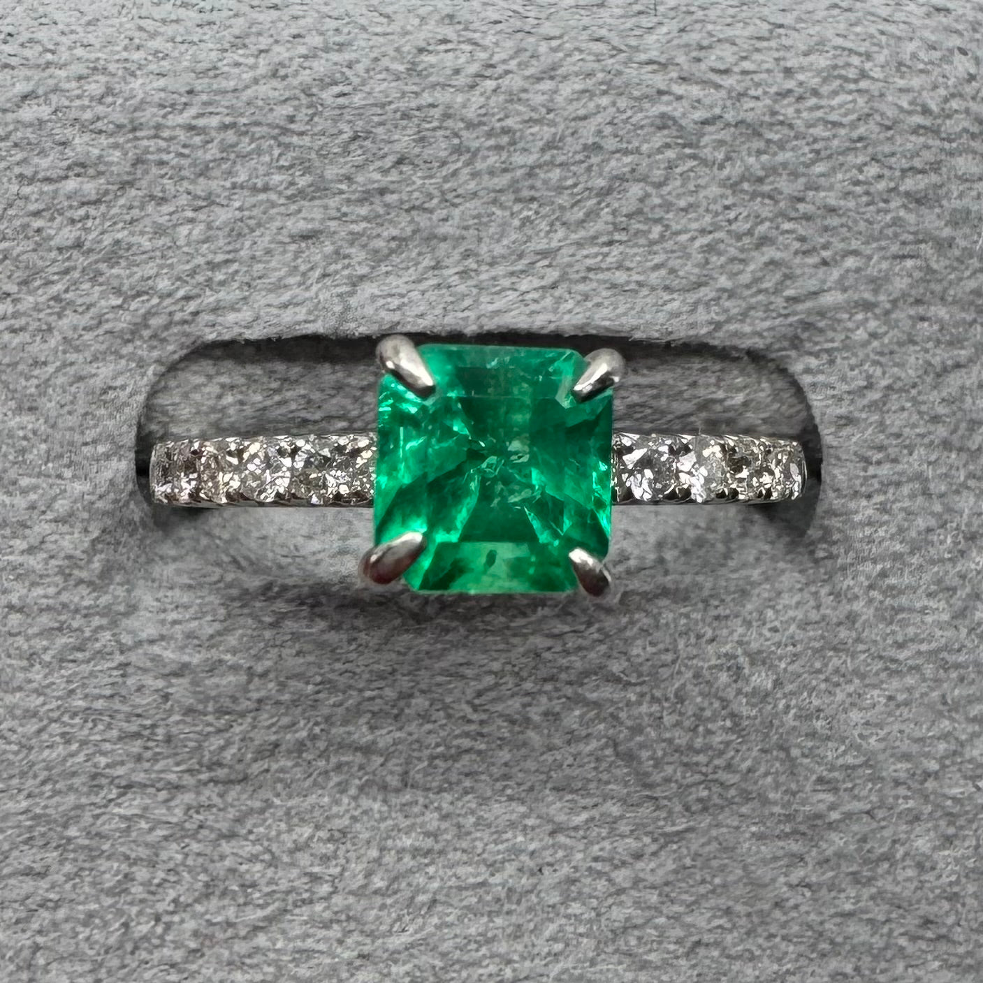 ［アルル］リング エメラルド 0.9ct SQ PT