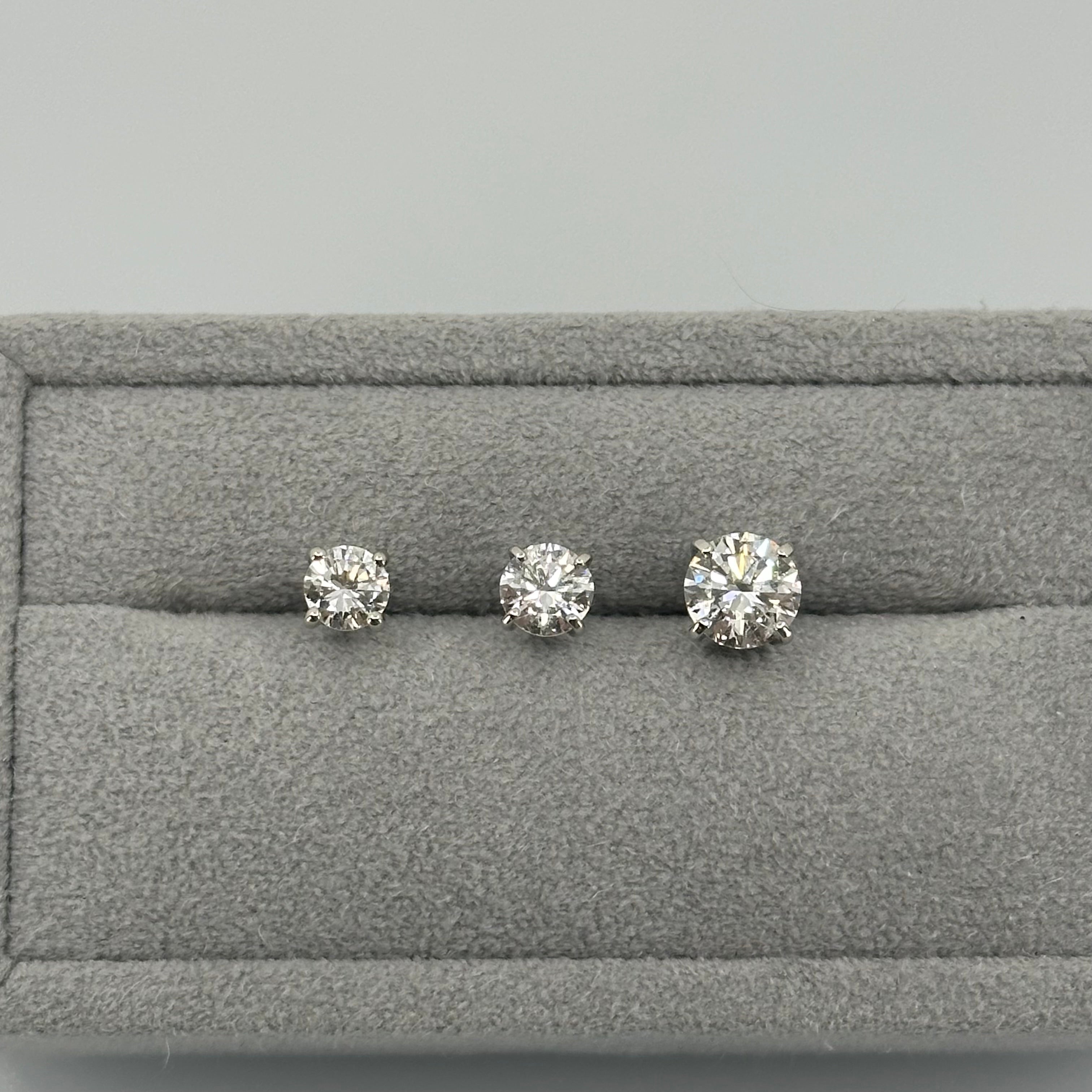 ［ポインターノーマル］ピアス ダイヤ 中石0.5ct