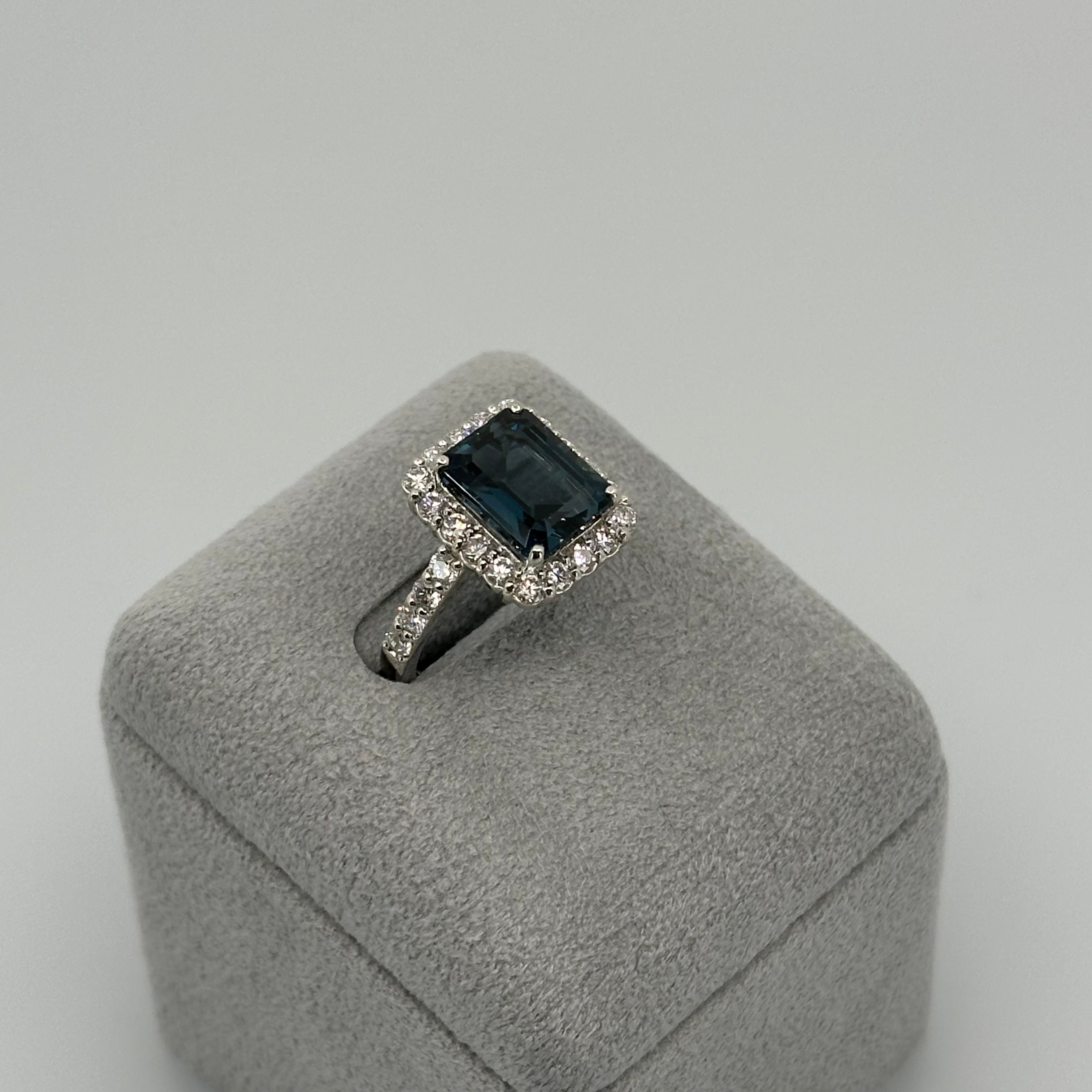 ［オデットの羽飾り］リング ロンドンブルートパーズ