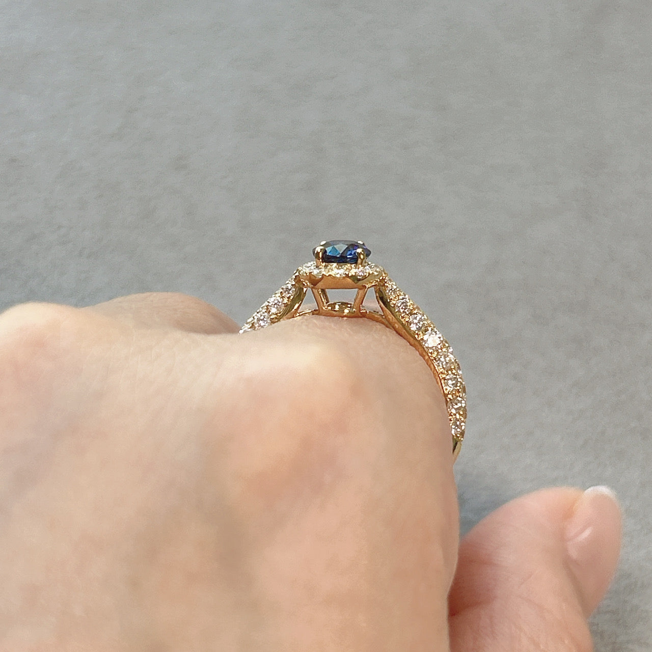 119［一点物/パリの小路］リング ロイヤルブルーサファイア 0.8ct OV K18YG