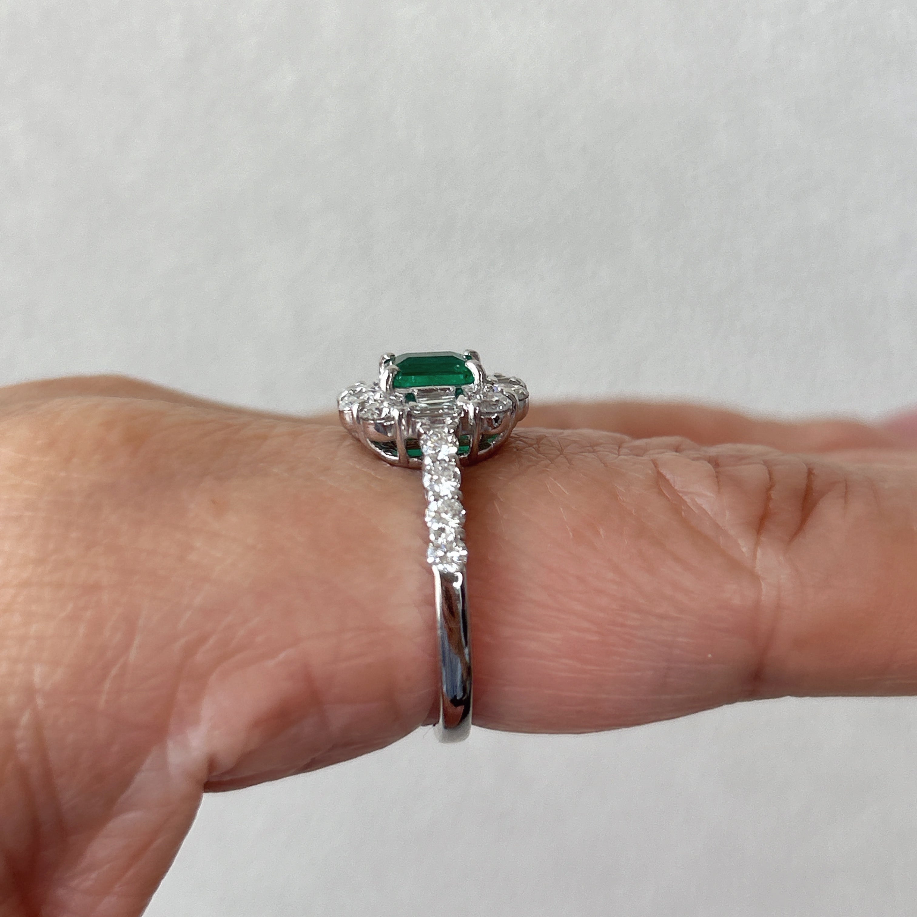 15［一点物/シュクル］リング エメラルド 中石0.6ct EM PT〜 超特品 色綺麗