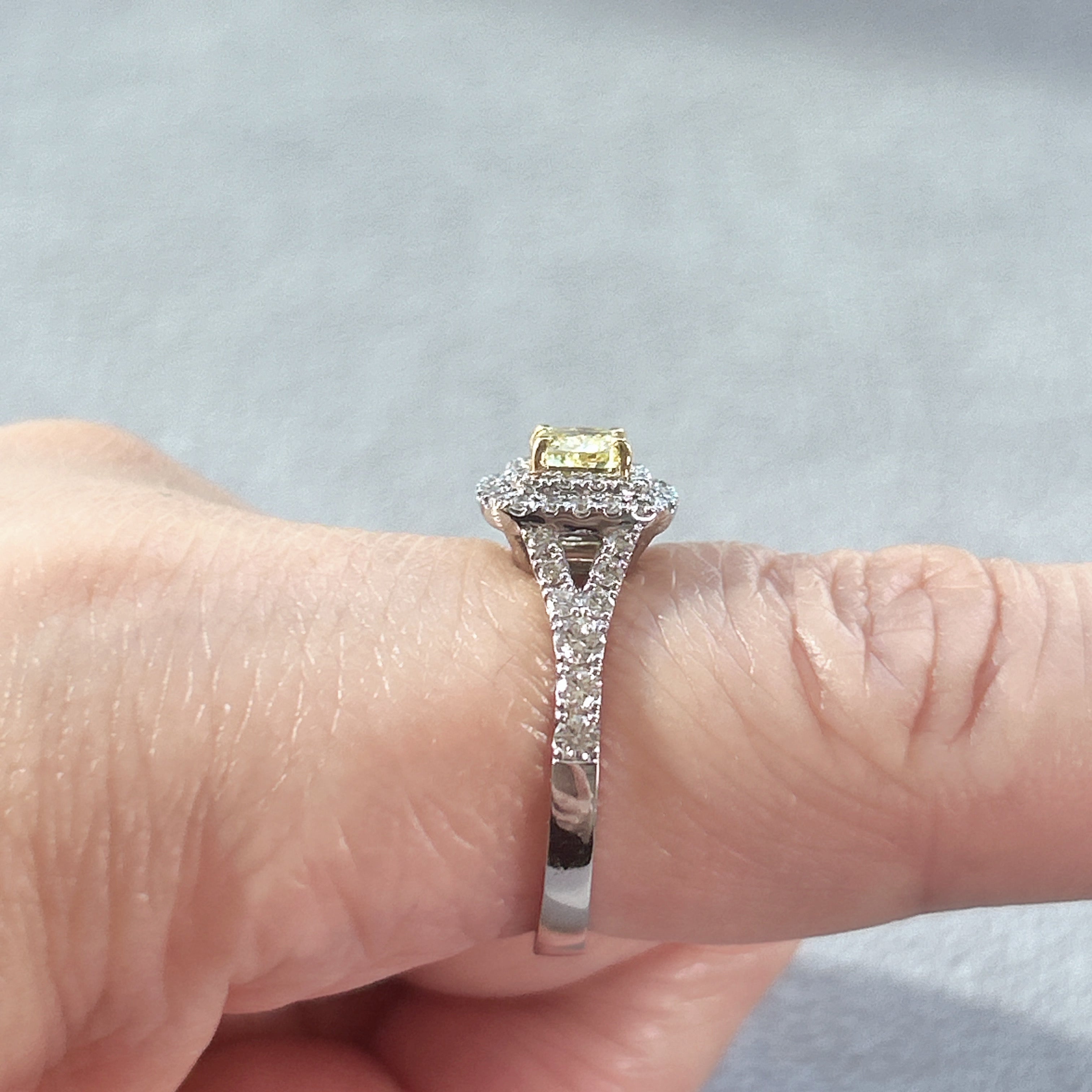 29［一点物］リング ファンシーインテンスイエローダイヤ 0.5ct SQ PT/K18YG