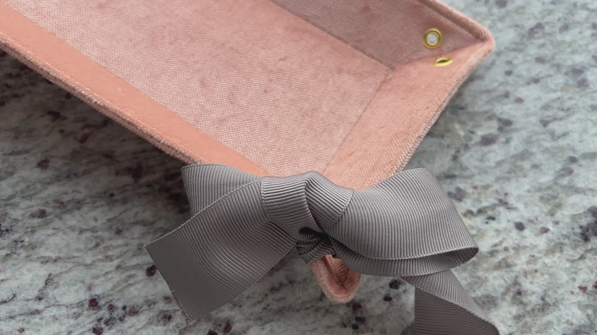 ルビーの水遊び