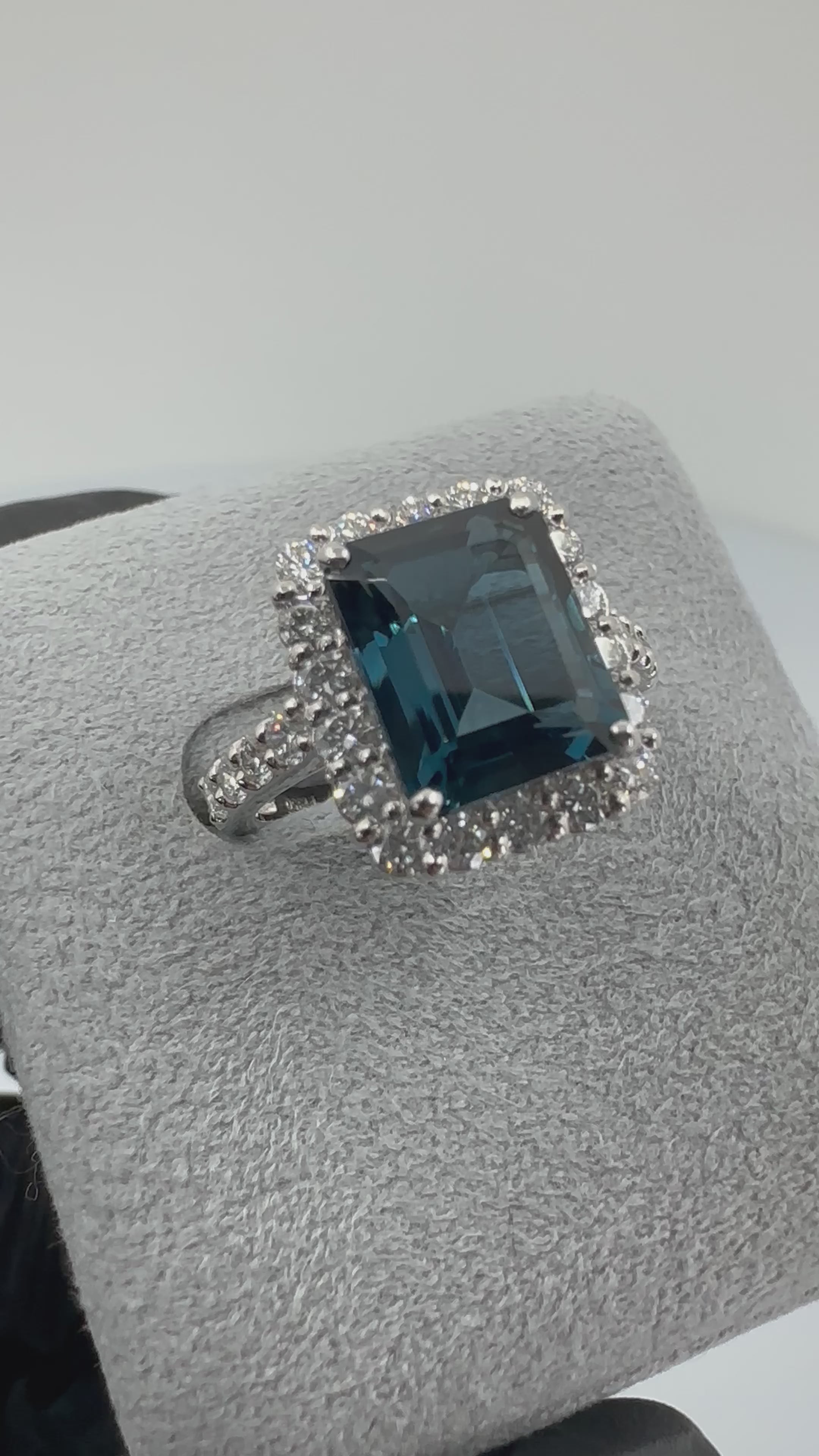 ［オデットの羽飾り］リング ロンドンブルートパーズ