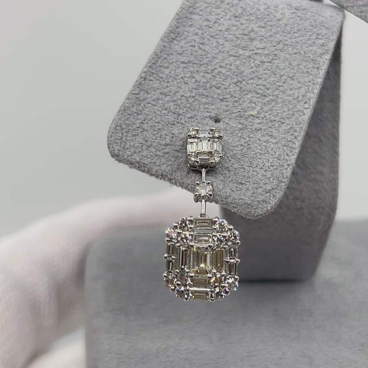 ［女医さん揺れる］ピアス ダイヤ