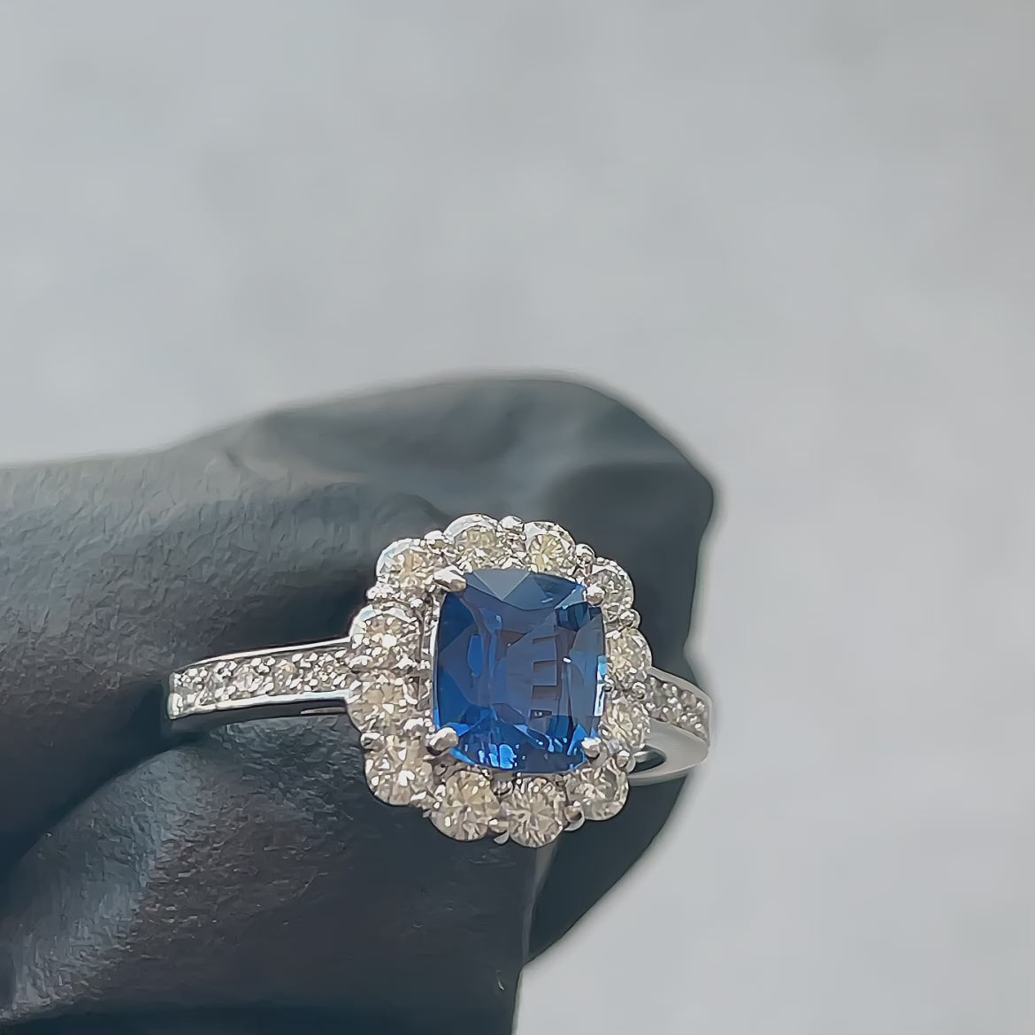 114［一点物］リング ロイヤルブルーサファイア 1.4ct OV PT